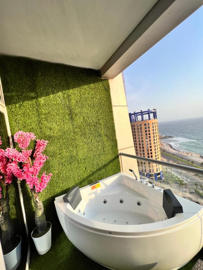 Damac Aljawharah Studio With Sea View Jacuzzi الشقة فبرج داماك الجوهرةفي الدور 13مع جاكوزي على البحر مباشرة Apartment *